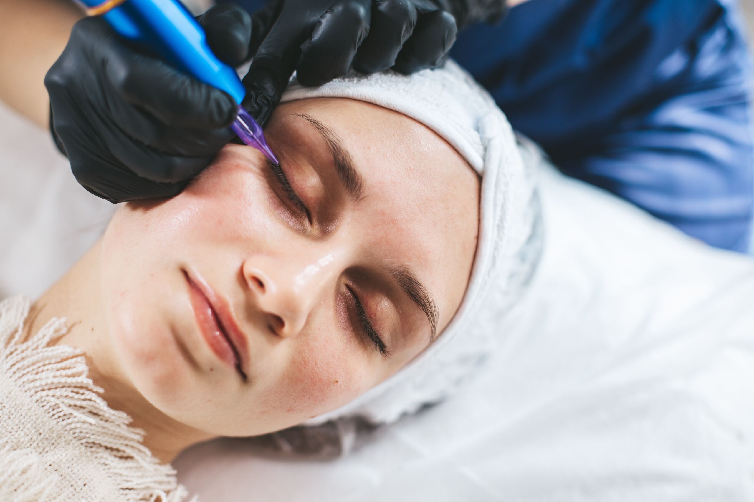 permanent-make-up-machine-in-cosmetician-s-hands-2021-10-19-18-52-26-utc